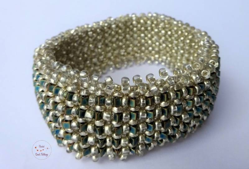 Breiter Armreif in Silber Und Grün Aus Vintage-Glasperlen Mit Silbereinzug Eingearbeiteten Dreiecksperlen von BeadedSweetNothings