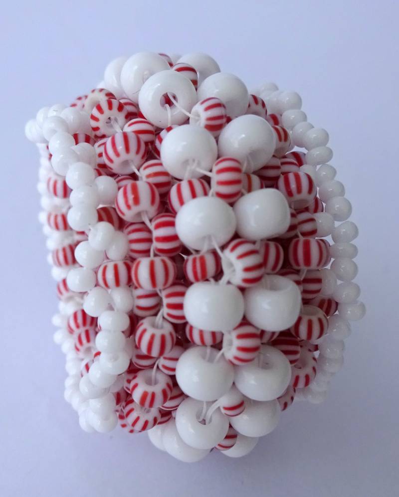 Breiter Statement Ring Aus Glasperlen in Rot-Weiß Und Weiß Im Landhausstil, Passend Zur Rot-Weißen Vintage-Kette von BeadedSweetNothings
