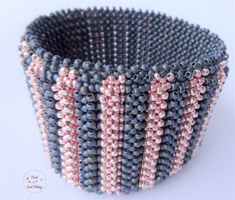 Breites Streifen-Armband in Right Angle Weave. 5 cm Breit. Glasperlen Rosegold Und Anthrazit. Auffällig, Anschmiegsam. Für Sie Ihn Breites Streifen-Armband in Right Angle Weave. 5 cm Breit. Glasperlen Rosegold Und Anthrazit. Auffällig, Anschmiegsam. Für Sie Ihn von BeadedSweetNothings