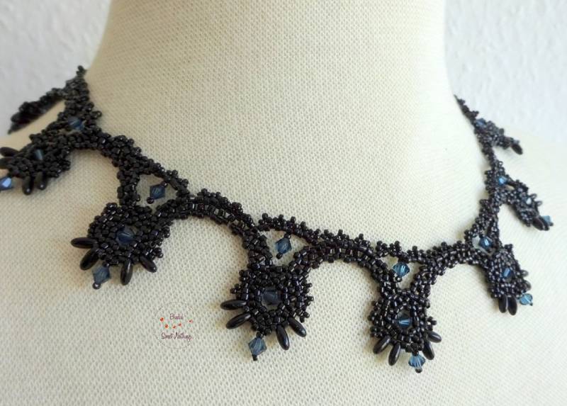 Edles Schwarzes Collier in Häkelspitzen-Optik. Aus Schwarzen Glasperlen Gefädelt Mit Petrolfarbenen Glasschliffperlen Als Akzent. Karabiner von BeadedSweetNothings
