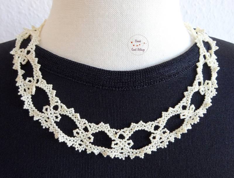 Entzückendes Collier in Häkelspitzen-Optik. Nach Vorbild Antiker Spitzen Komplett Aus Mini-Glasperlchen Handgefädelt. Unikat Zartem Beige von BeadedSweetNothings