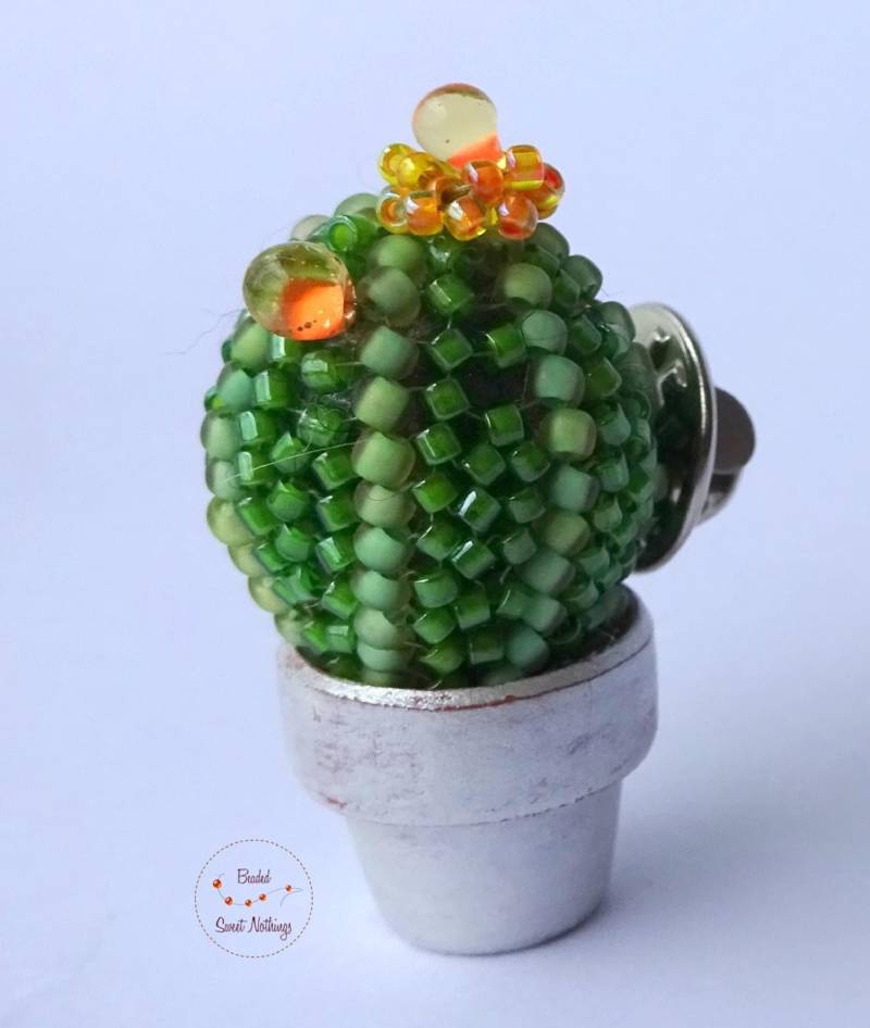 Gestreifter Kaktus - Pin Aus Grünen Glasperlen in Versilbertem Tontöpfchen. Orangefarbene Blüten. Lange Silberkette Wird Mitgeliefert von BeadedSweetNothings