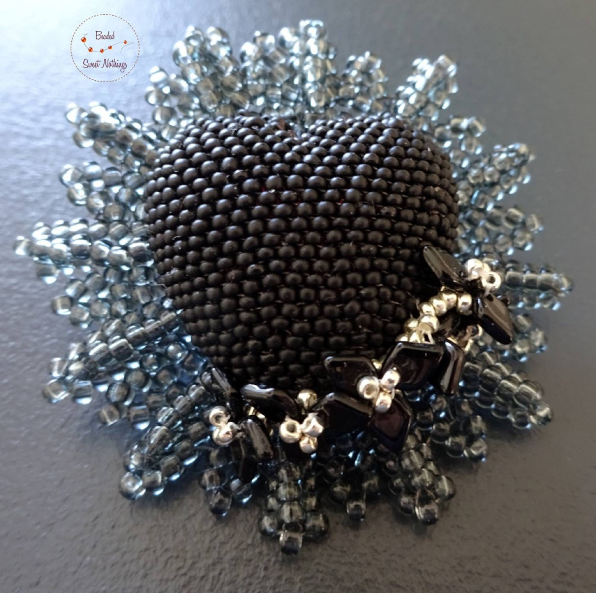 Gothic-Anstecker Schwarzes Herz Im Tattoo-Stil. Unikat Aus Schwarzen Mini-Glasperlen in Herzform Mit Strahlenkranz Und Blütenranke. Unisex von BeadedSweetNothings