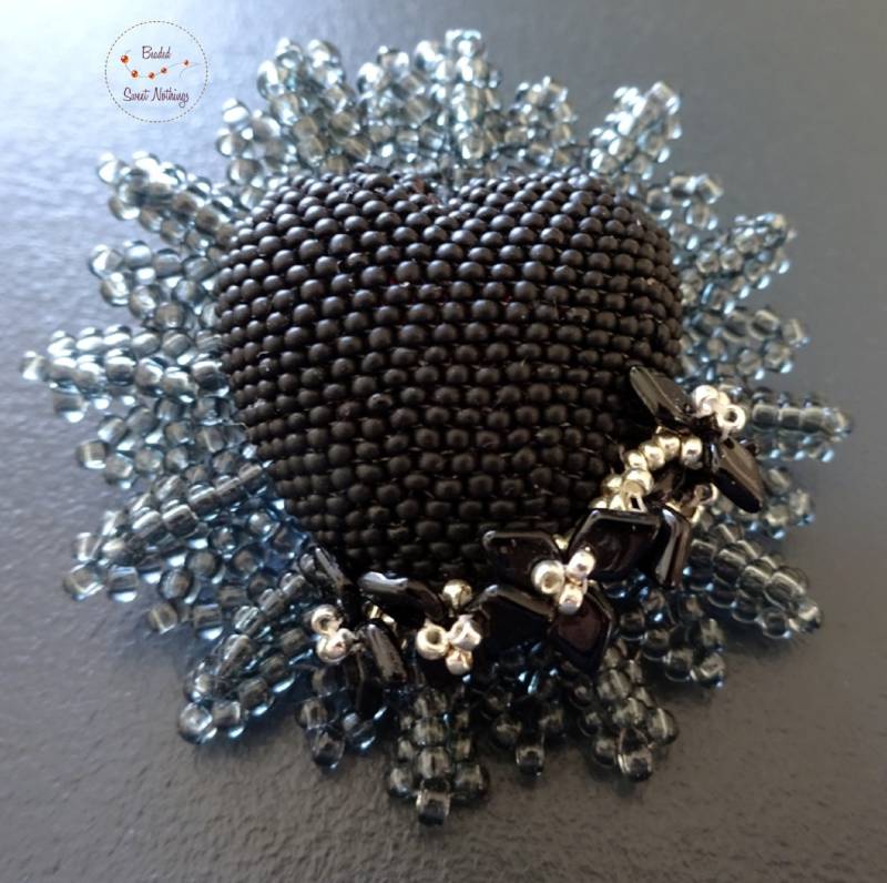 Gothic-Anstecker Schwarzes Herz Im Tattoo-Stil. Unikat Aus Schwarzen Mini-Glasperlen in Herzform Mit Strahlenkranz Und Blütenranke. Unisex von BeadedSweetNothings