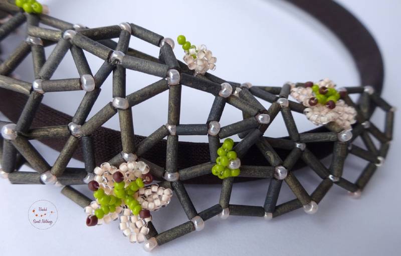 Haarreif Mit Zartem Blütennetz Aus Glasperlen. Mit Entzückenden Kleinen Kirschblüten Rosafarbenen Mini-Rocailles Und Grünen Blättchen von BeadedSweetNothings