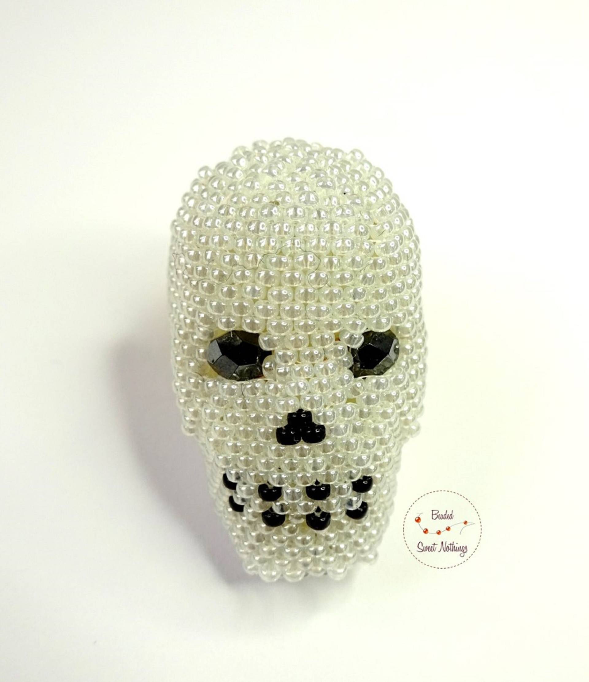 Kleiner Zarter Totenkopf-Anstecker Aus Glasperlen in Perlmutt Und Anthrazit. 3 Mal 2 Zentimeter Groß Mit Pin Auf Der Rückseite. Halloween von BeadedSweetNothings