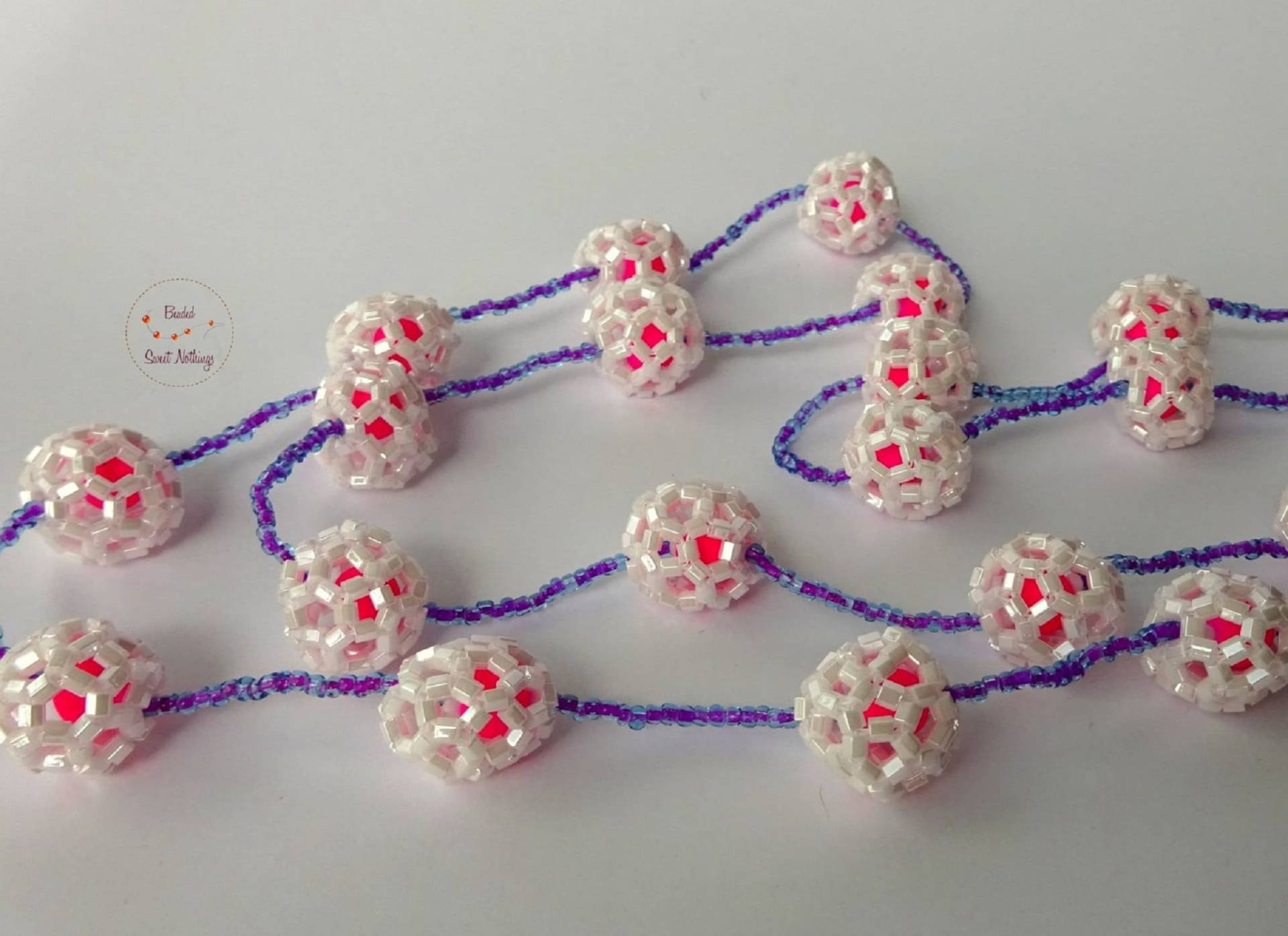 Lange Kette Mit Kugeln Aus Perlmuttfarbenen Hexagonperlen in Form Von Molekülen | Buckminster Fullerene Gefüllt Pinkfarbenen Acrylperlen Lange Kette Mit Kugeln Aus Perlmuttfarbenen Hexagonperlen in Form Von Molekülen | Buckminster Fullerene Gefüllt Pinkfarbenen Acrylperlen von BeadedSweetNothings