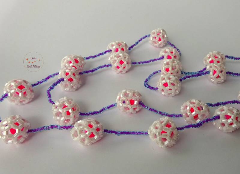 Lange Kette Mit Kugeln Aus Perlmuttfarbenen Hexagonperlen in Form Von Molekülen | Buckminster Fullerene Gefüllt Pinkfarbenen Acrylperlen von BeadedSweetNothings