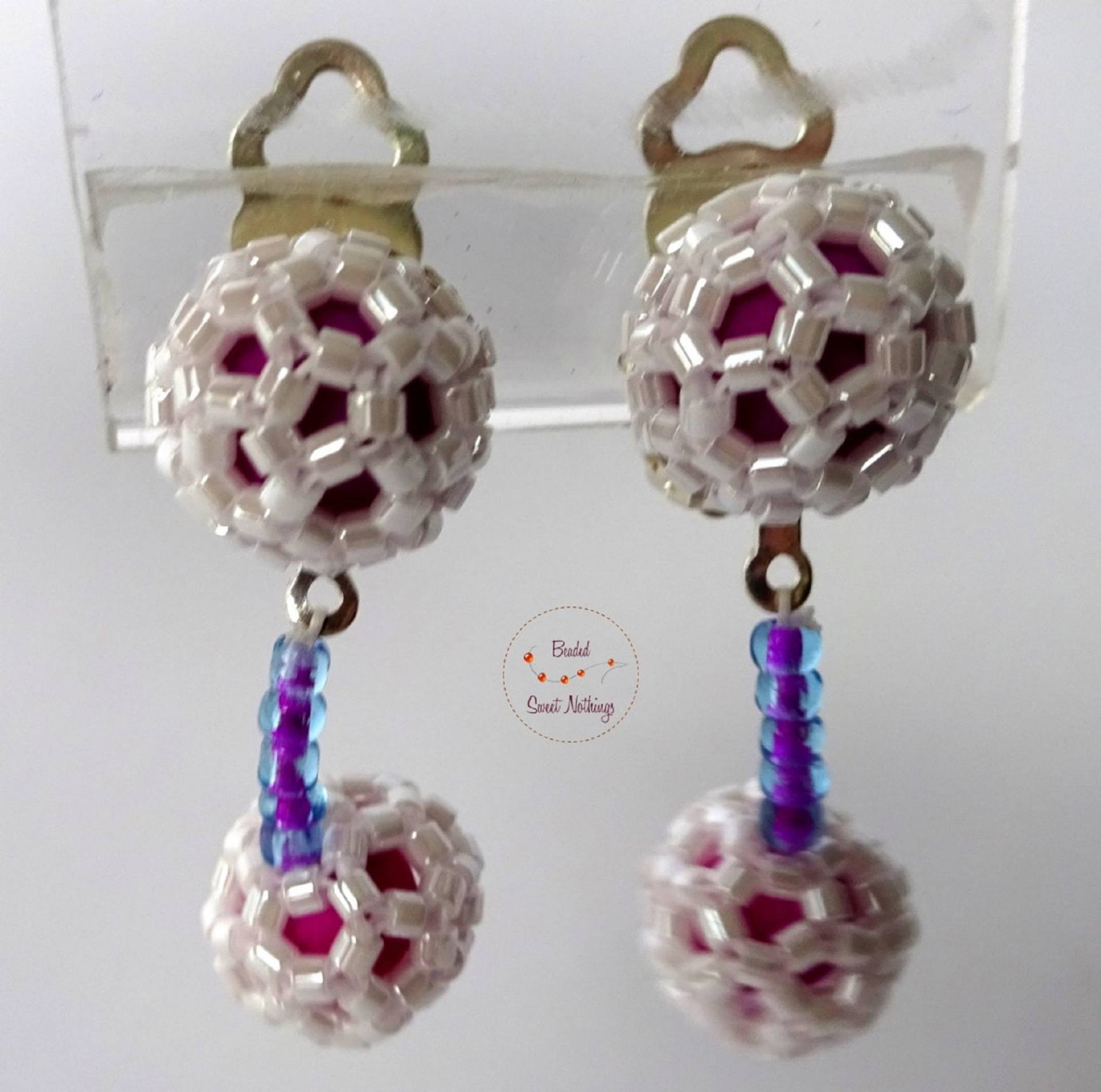 Ohrclips in Perlmutt Und Lila Aus Hexagonperlen Form Von Molekülen | Buckminster Fullerene Gefüllt Mit Pinkfarbenen Acrylperlen Ohrclips in Perlmutt Und Lila Aus Hexagonperlen Form Von Molekülen | Buckminster Fullerene Gefüllt Mit Pinkfarbenen Acrylperlen von BeadedSweetNothings