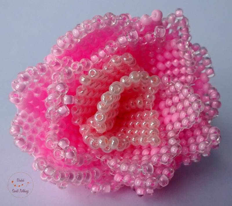 Opulenter Ring Mit Pinkfarbener Rose. 5 cm. Aus Rosafarbenen Und Dunkelgrünen Rocailles Glasperlen. Geschenk Für Frauen - Statt Blumen von BeadedSweetNothings