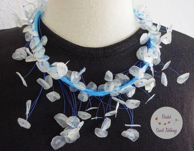 Opulentes, Zartes Collier Mit Getrockneten Fischschuppen | Tilapia in Blau Und Weiß Glasperlen Nylonfäden - Leicht Filigran von BeadedSweetNothings