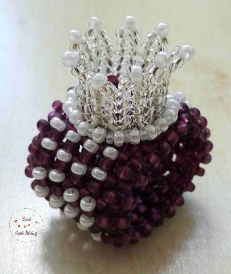 Prinzessinnen - Ring Mit Silbernem Krönchen Auf Violettem Grund. Auffallend Und Doch Zart Anschmiegsam. Royales It-Piece. Ringe Glam von BeadedSweetNothings