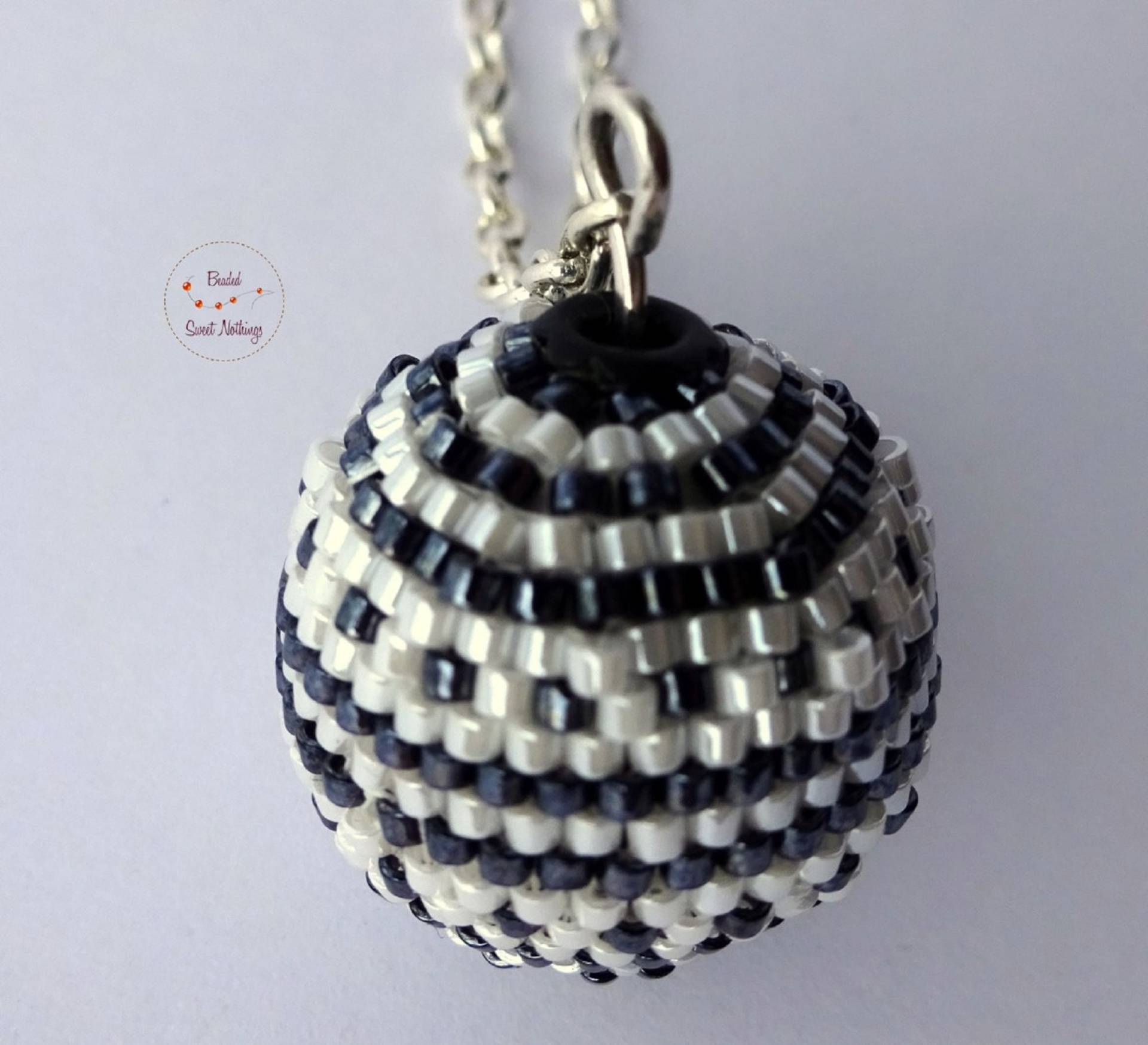 Silberkette Mit Kleinem, Hangemachtem Kugel Anhänger in Streifenoptik, Anthrazit Und Perlmuttfrabene Delica Glasperlen. Edel Schlicht von BeadedSweetNothings
