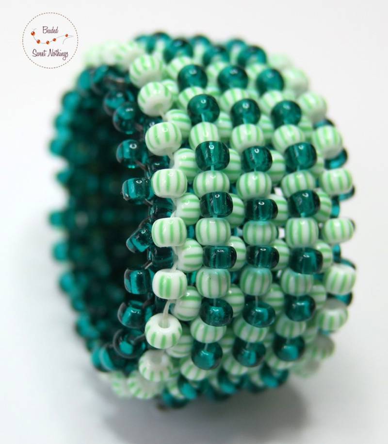 Springtime Breiter Perlenring in Der Trendfarbe Grün Mit Grün-Weiß Gestreiften Akzenten Glasperlen. Ringe Right Angle Weave Gefädelt von BeadedSweetNothings