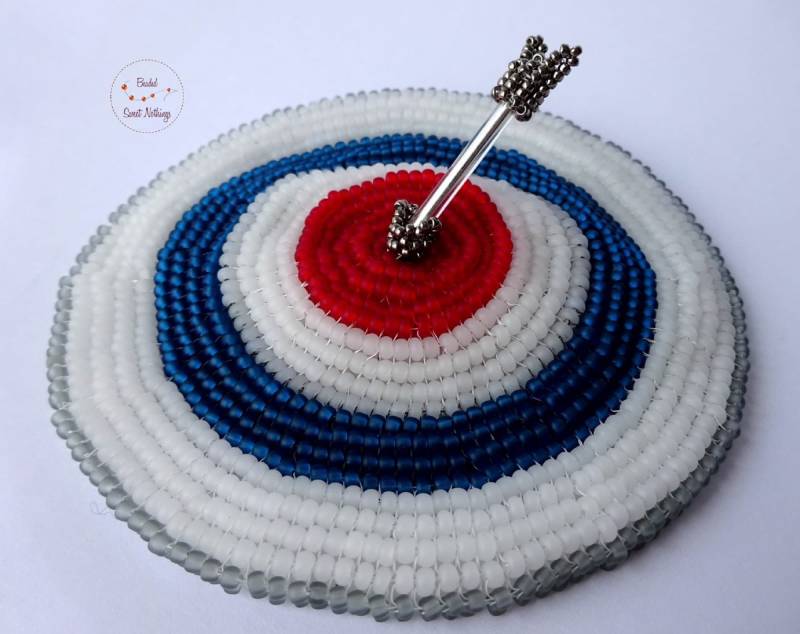 Volltreffer Kleines Hütchen Oder Fascinator in Zielscheibenform. Aus Glasperlen Handgefädelt Mit Pfeil Aus Der Mitte von BeadedSweetNothings