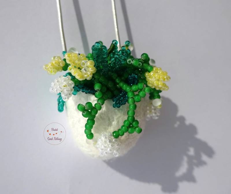 Zarte Blumenampel An Silberkette. Kleine Gräser, Blätter Und Blüten Aus Mini-Glasperlen in Einem Seidenkokon. Einzelstück Brautschmuck von BeadedSweetNothings
