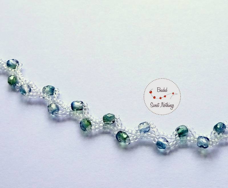Zarte Kurzkette Aus Transparenten Mini Rocailles Und Glasschliffperlen in Moosoptik. Trendfarbe Grün Als Akzent. Filigraner Trachtenschmuck von BeadedSweetNothings