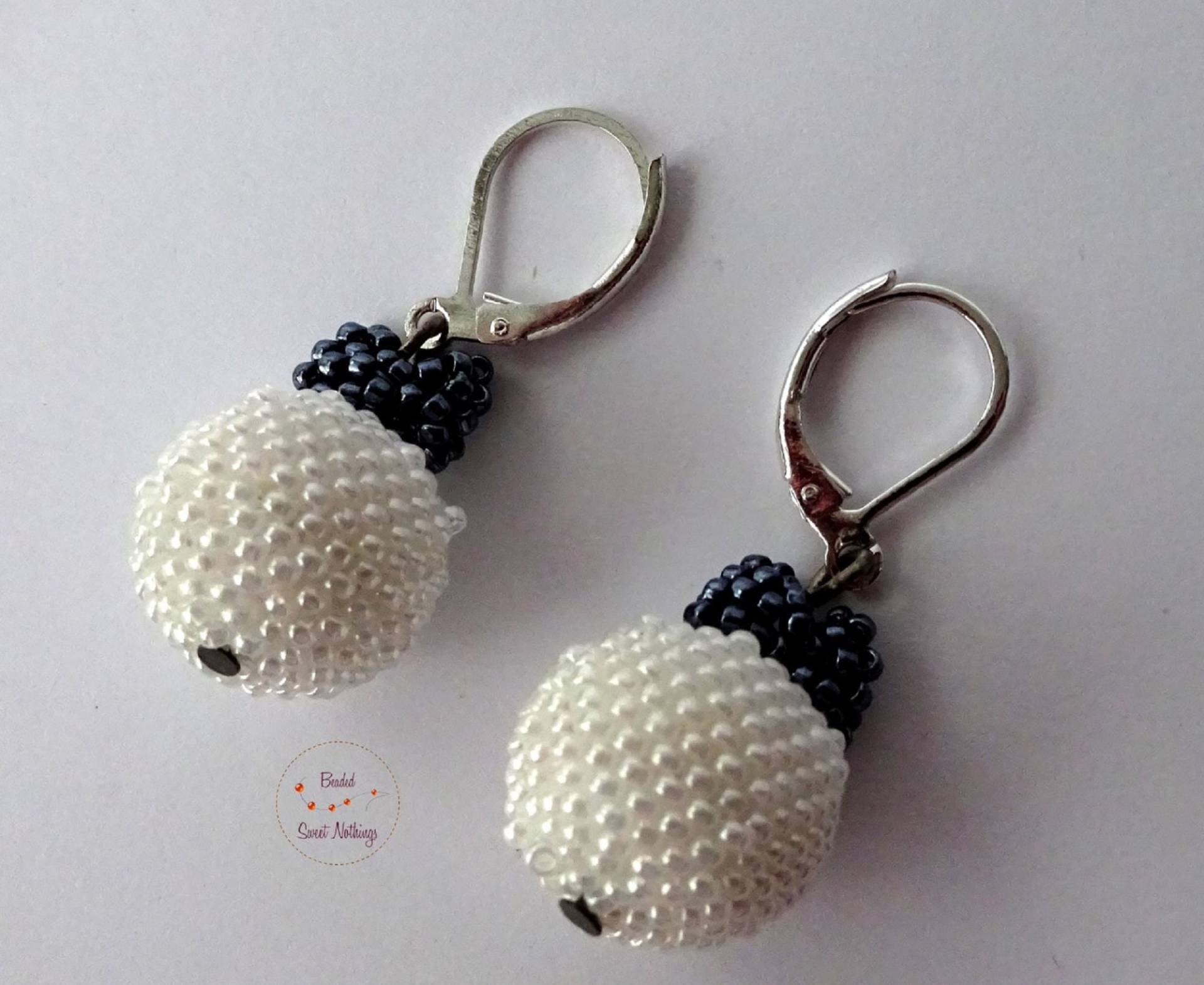 Zarte Perlmuttohrringe Mit Schleifchen in Kugelform Aus Mini-Glasperlen. Geschenk Für Frauen Und Mädchen Zarte Perlmuttohrringe Mit Schleifchen in Kugelform Aus Mini-Glasperlen. Geschenk Für Frauen Und Mädchen von BeadedSweetNothings