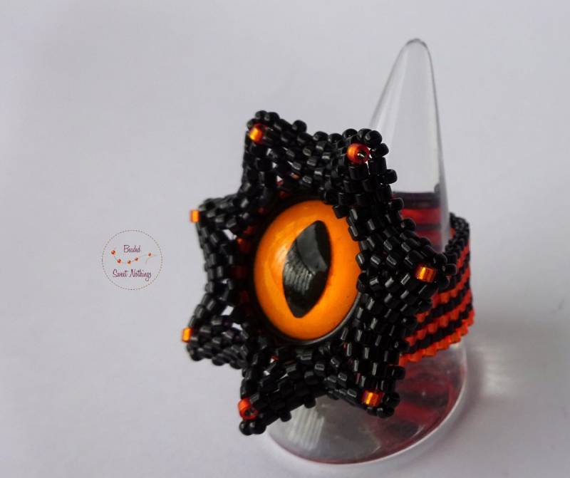 statement-Ring Mit Tigerauge. Umrandet Von Schwarzen Mini-Glasperlen. Auffällig Und Doch Leicht Angenehm Zu Tragen. Ringe Tieraugen von BeadedSweetNothings