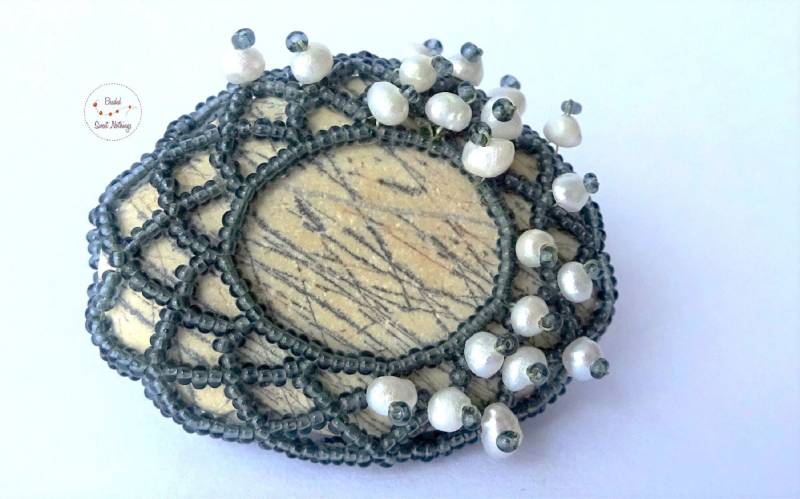 strandstein-Brosche in Beige Mit Zarter Grauer Maserung. Umperlt Transparenten Grauen Mini Rocailles Süßwasserperlchen-Akzenten von BeadedSweetNothings