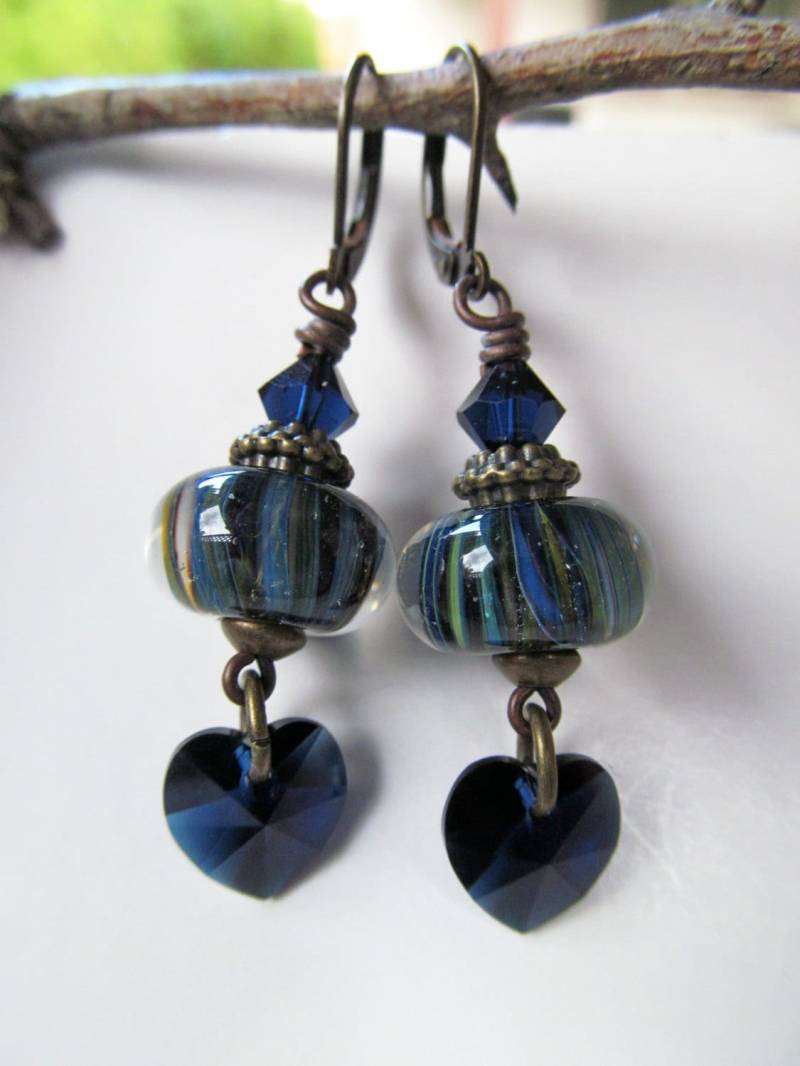 Blaue Herzen - Blau Gestreiftes Lampwork Glas Und Dunkelblaue Kristalle Klappbrisuren von BeadedTail