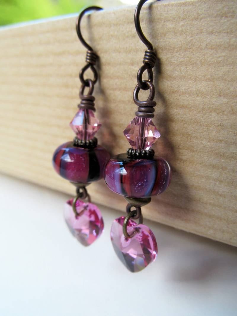 Herzen - Pink Und Schwarz Lampwork Rose Kristalle Perlen Niobium Ohrringe von BeadedTail
