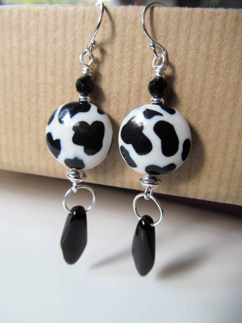 Kuh Print Polymer Clay, Weiße Und Schwarze Perlen Sterling Silber Ohrringe - Beadedtail Liebhaber Geschenk Vom Bauernhof Mädchen von BeadedTail