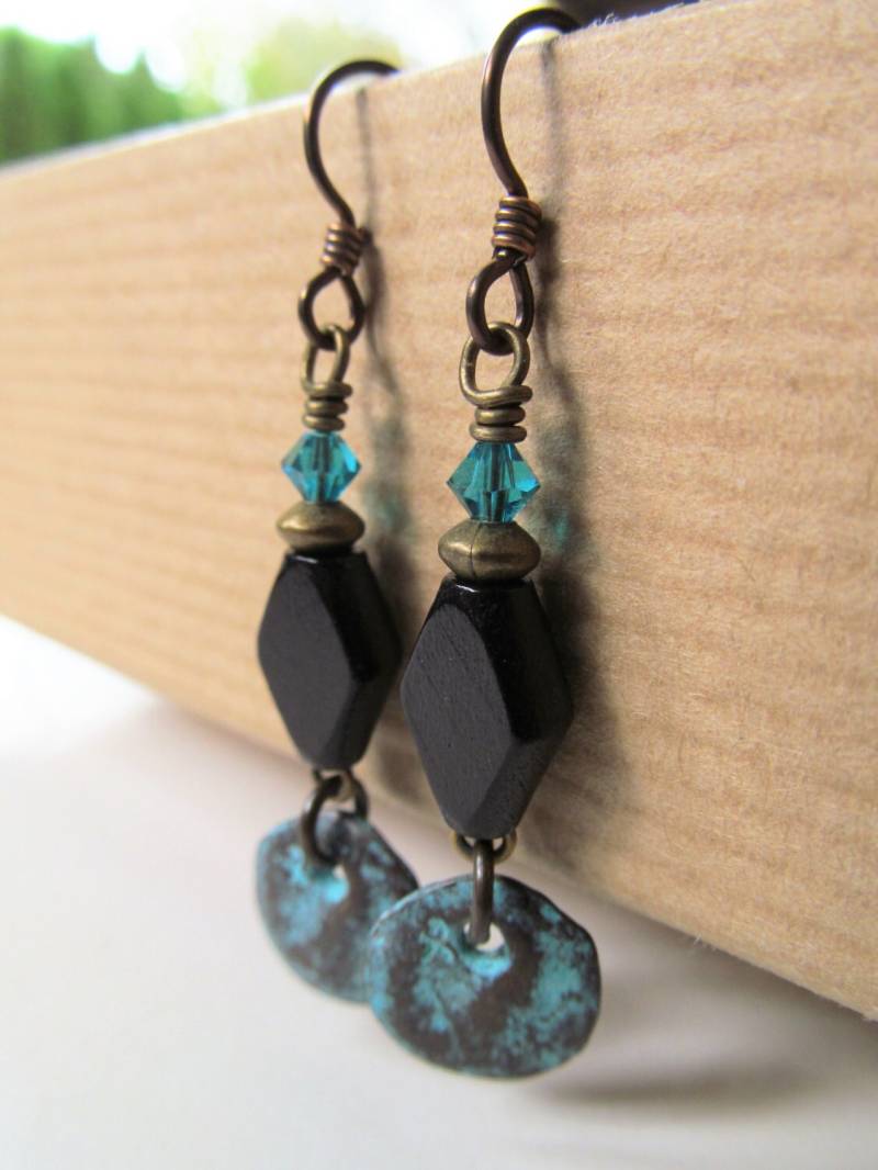 Schwarze Holzperle Und Blau Patina Charm Perlen Niobium Ohrringe von BeadedTail