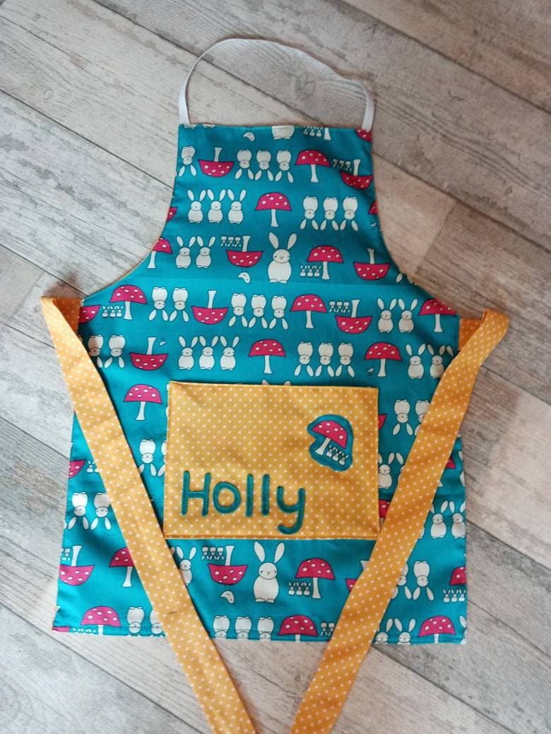 Wende-Kinderschürze Türkisfarbenes Häschen, Backschürze Mit Motiv Wende-Kinderschürze Türkisfarbenes Häschen, Backschürze Mit Motiv von BeadiesSewingShed