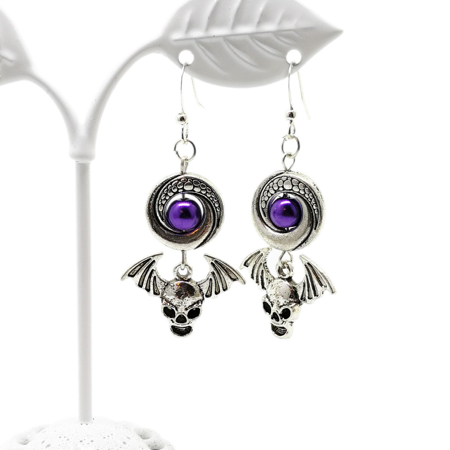 Handgefertigte Halloween Ohrringe Mit Geflügeltem Schädel von BeadingStationUSA