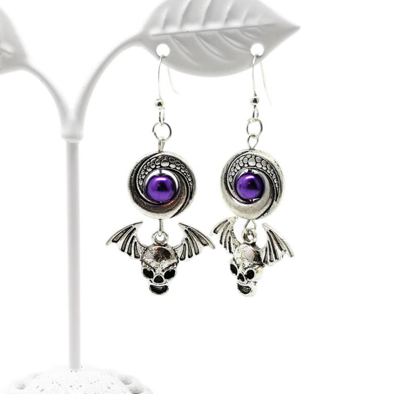 Handgefertigte Halloween Ohrringe Mit Geflügeltem Schädel von BeadingStationUSA