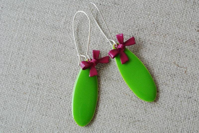 1 Paar Emaille Ohrhänger Schleife "Lieblich Grün" von Beaditcologne