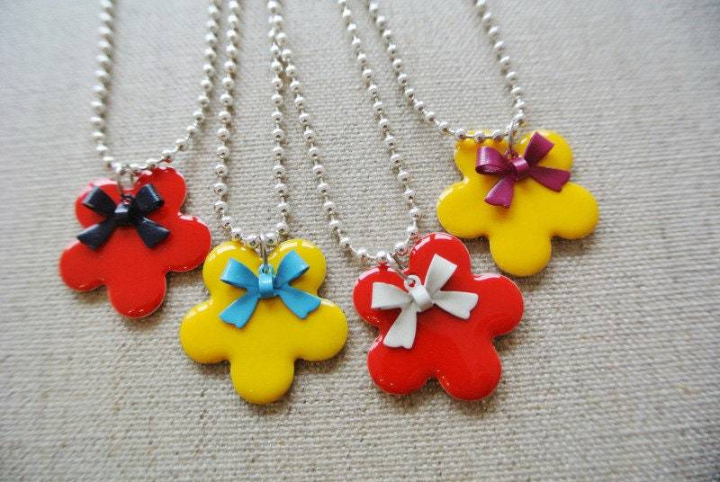 1 St. Kette "Blümelein" Blume Schleife Emaille Farbwahl von Beaditcologne