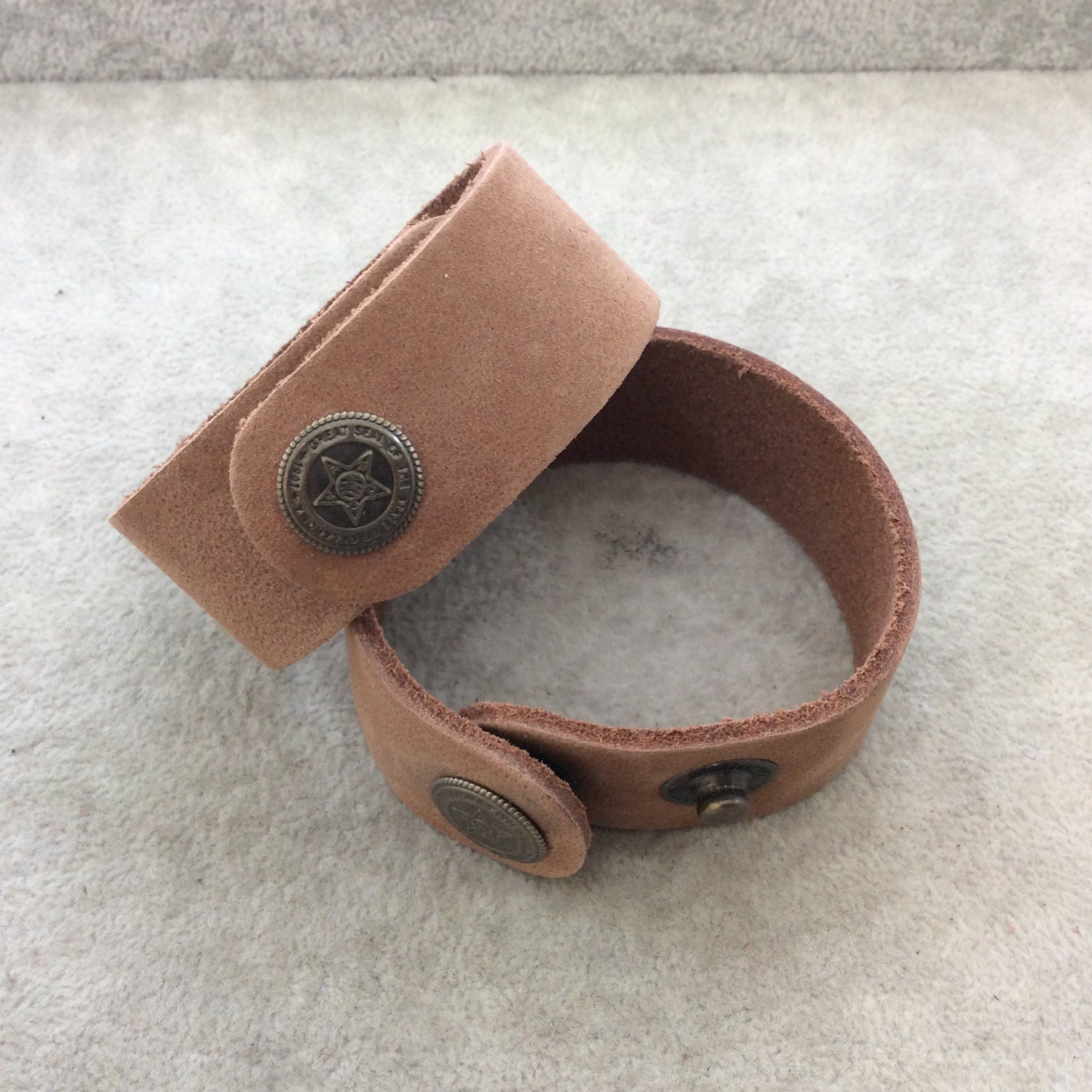 Camel Braun Leder Manschette Armband Mit Oxidiertem Messing-Druckknopf Camel Braun Leder Manschette Armband Mit Oxidiertem Messing-Druckknopf von Beadlanta