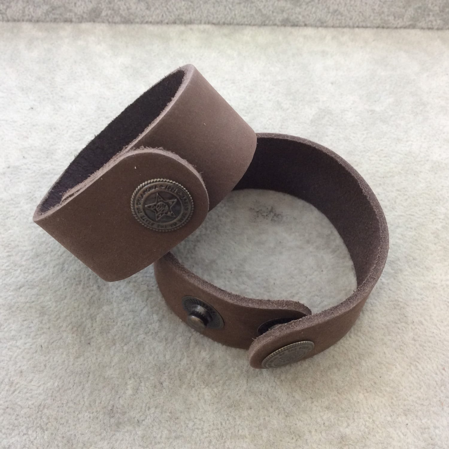 Schokobraunes Lederarmband Mit Oxidiertem Messing-Druckknopf Schokobraunes Lederarmband Mit Oxidiertem Messing-Druckknopf von Beadlanta