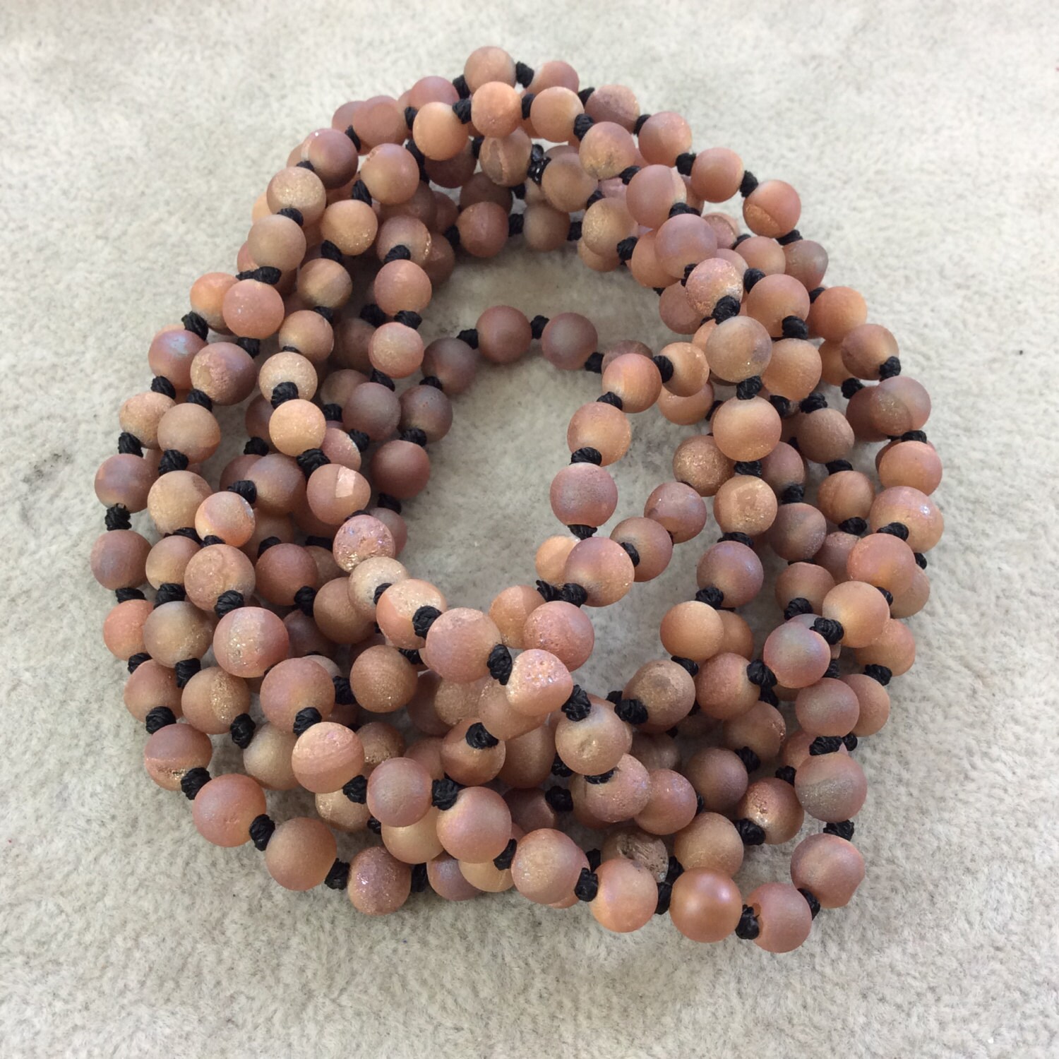 72 "Handgeknüpfte Pfirsichachat-Halskette Matte Druzy-Perlen." 72 "Handgeknüpfte Pfirsichachat-Halskette Matte Druzy-Perlen." von Beadlanta