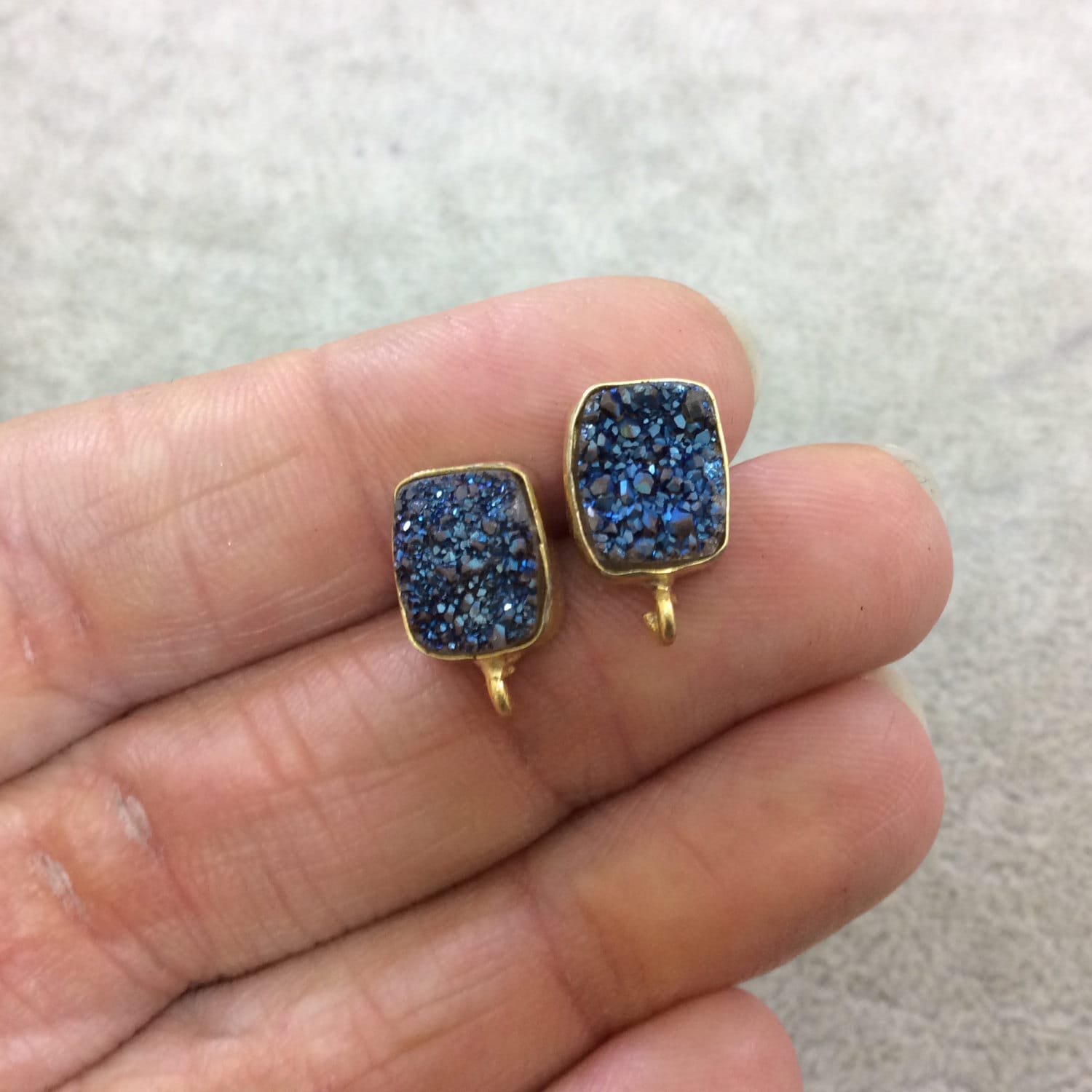 Blaue Druzy Ohrstecker Rechteck | 9 Mm X 11 Mm Vergoldet Blaue Druzy Ohrstecker Rechteck | 9 Mm X 11 Mm Vergoldet von Beadlanta