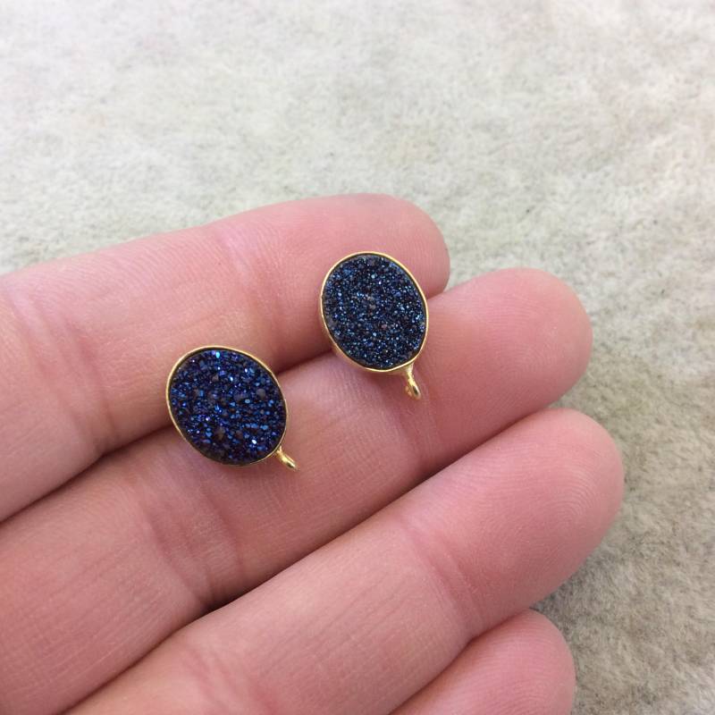 Hellblaue Druzy Ohrstecker Vergoldet | 10 Mm X 13 Mm Hellblaue Druzy Ohrstecker Vergoldet | 10 Mm X 13 Mm von Beadlanta