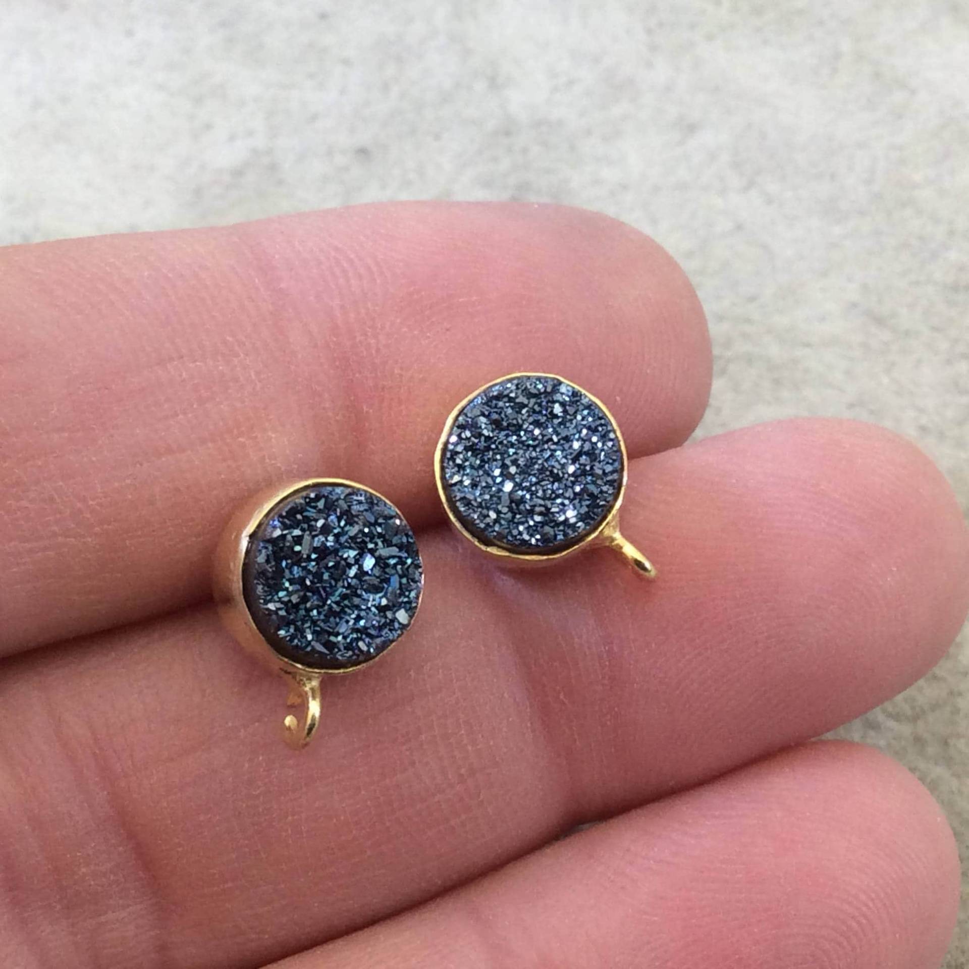 Vergoldete Blaue Druzy Ohrstecker 8 Mm Rundes Paar Vergoldete Blaue Druzy Ohrstecker 8 Mm Rundes Paar von Beadlanta