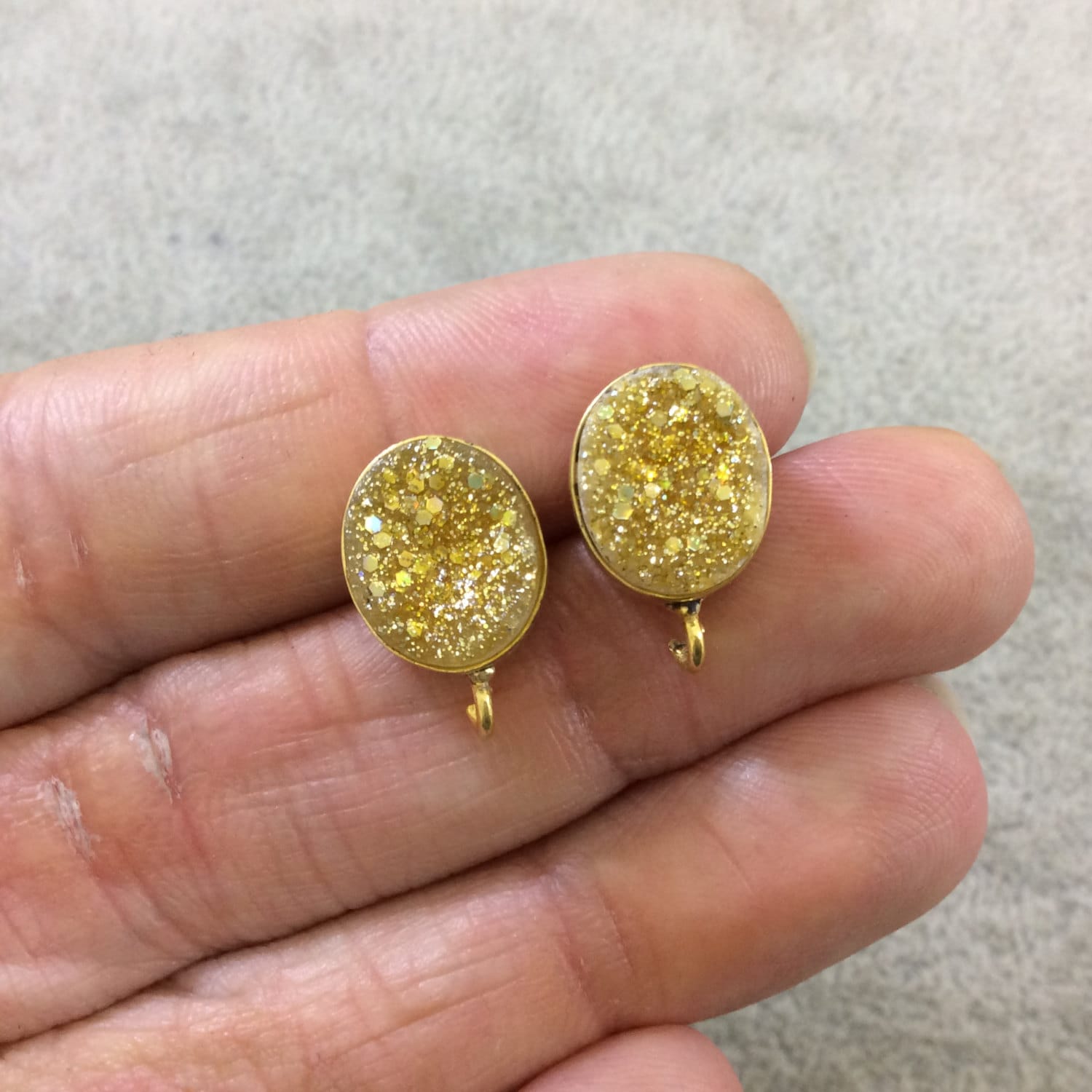 Gelbe Druzy Ohrstecker Vergoldete Ovale Ohrhänger | 10 Mm X 13 Mm Gelbe Druzy Ohrstecker Vergoldete Ovale Ohrhänger | 10 Mm X 13 Mm von Beadlanta