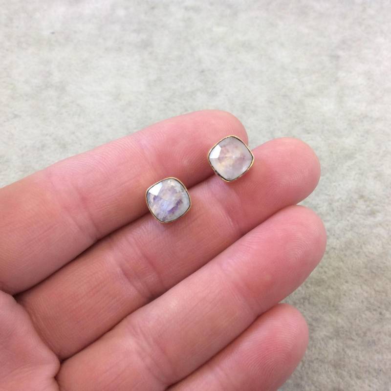 Regenbogen Mondstein Ohrstecker Vergoldetes Quadrat | 8 Mm von Beadlanta