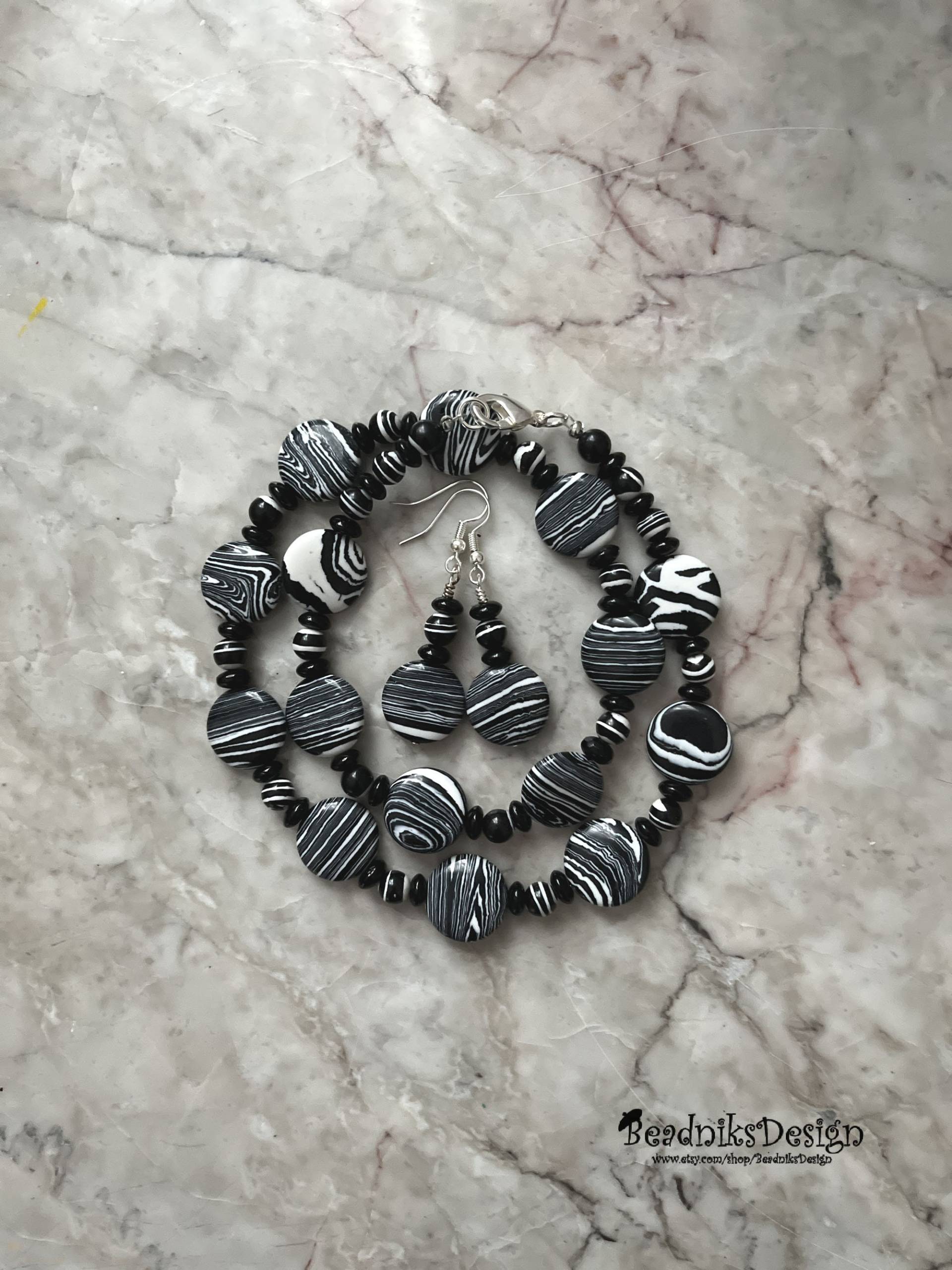 Schwarz Und Weiss Regenbogen Calsilica Halsketten Set von BeadniksDesign