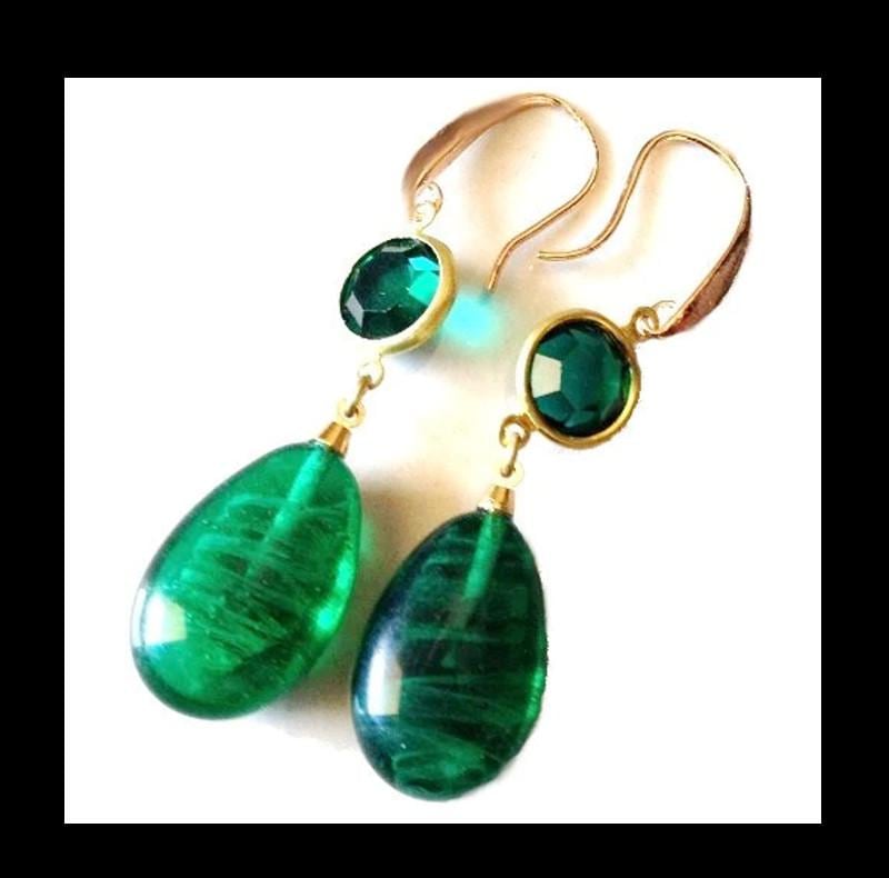 Designer Handgefertigte Fehlerhafte Smaragdgrün Glas & Swarovski Kristall Ohrringe von BeadsAloft