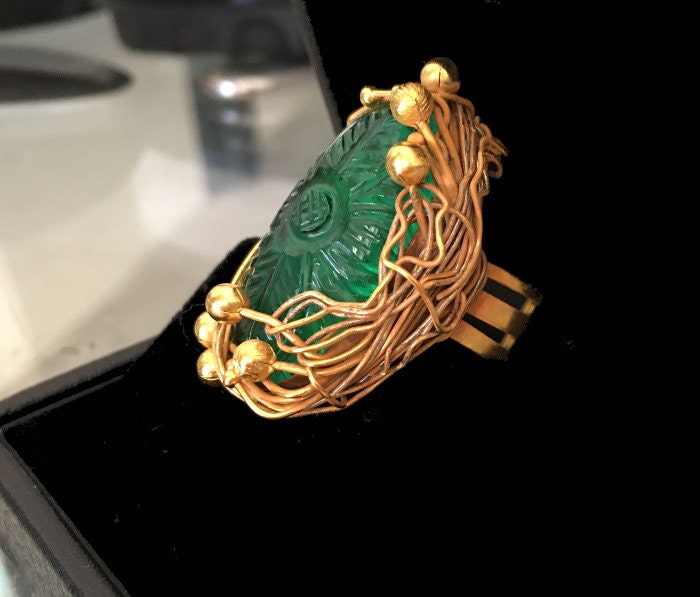 Olivenernte Wire Wrap Vintage Glas Geschnitzt Smaragd Stament Ring von BeadsAloft
