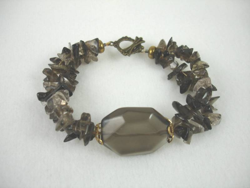 Rauchquarz-Chip-Armband, Achteck Glasperle, Knebelverschluss von BeadsByBev