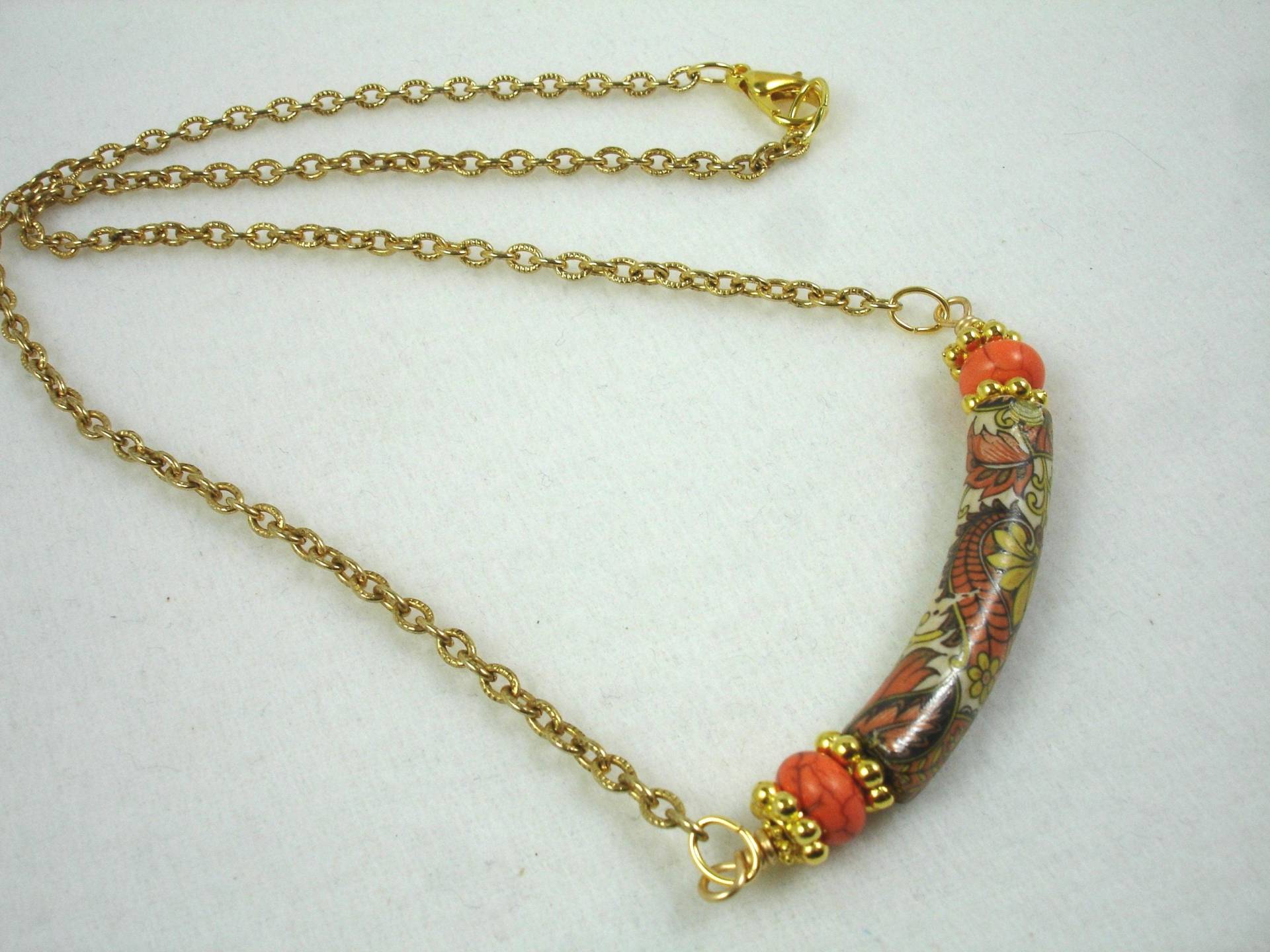 Halskette Mit Vintage Geschwungener Paisley Perle, Orange Und Gelber Perle An Vergoldeter Kette Halskette Mit Vintage Geschwungener Paisley Perle, Orange Und Gelber Perle An Vergoldeter Kette von BeadsByBev