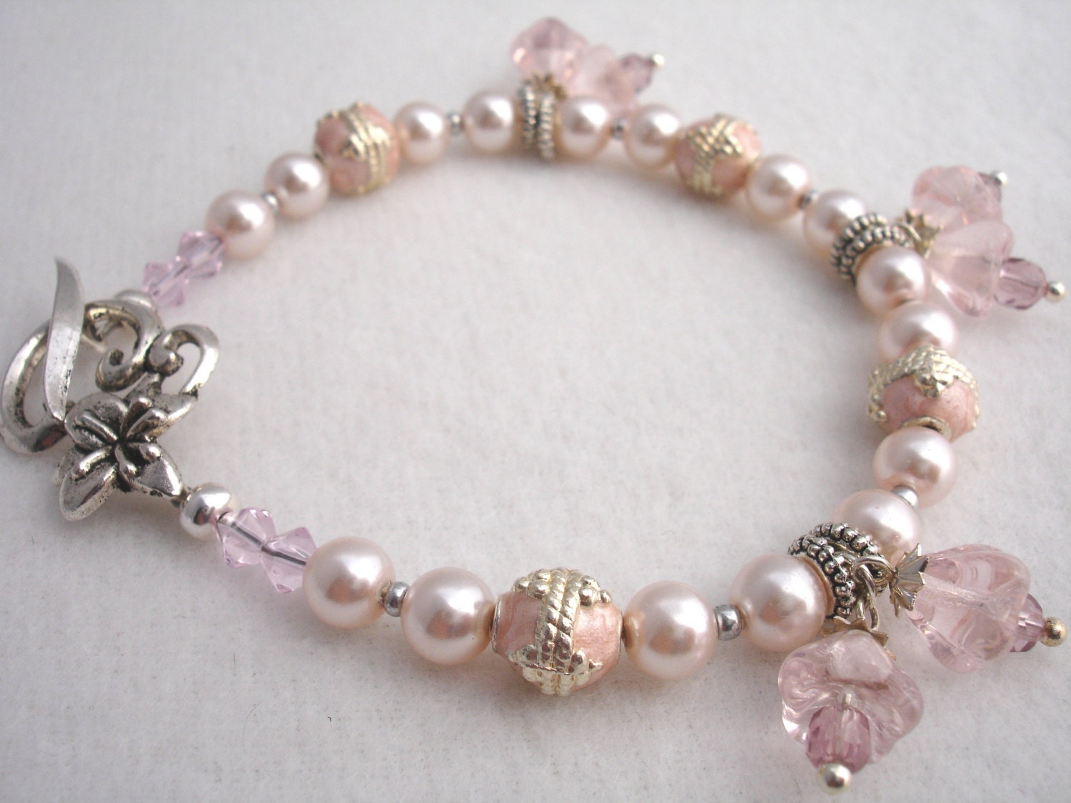 Perlenarmband Mit Emaille Perlen, Perlen Und Blumigen Anhängern, Rosa Perlenarmband Mit Emaille Perlen, Perlen Und Blumigen Anhängern, Rosa von BeadsByBev