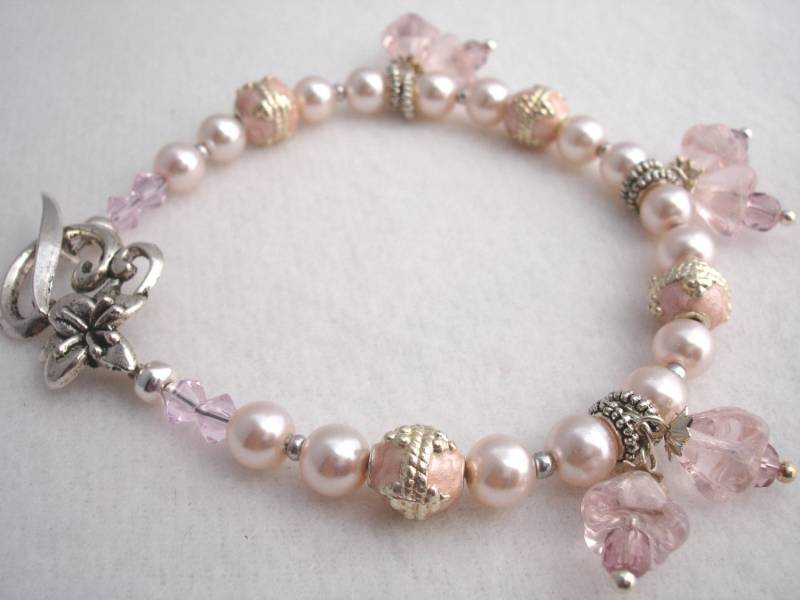 Perlenarmband Mit Emaille Perlen, Perlen Und Blumigen Anhängern, Rosa Perlenarmband Mit Emaille Perlen, Perlen Und Blumigen Anhängern, Rosa von BeadsByBev