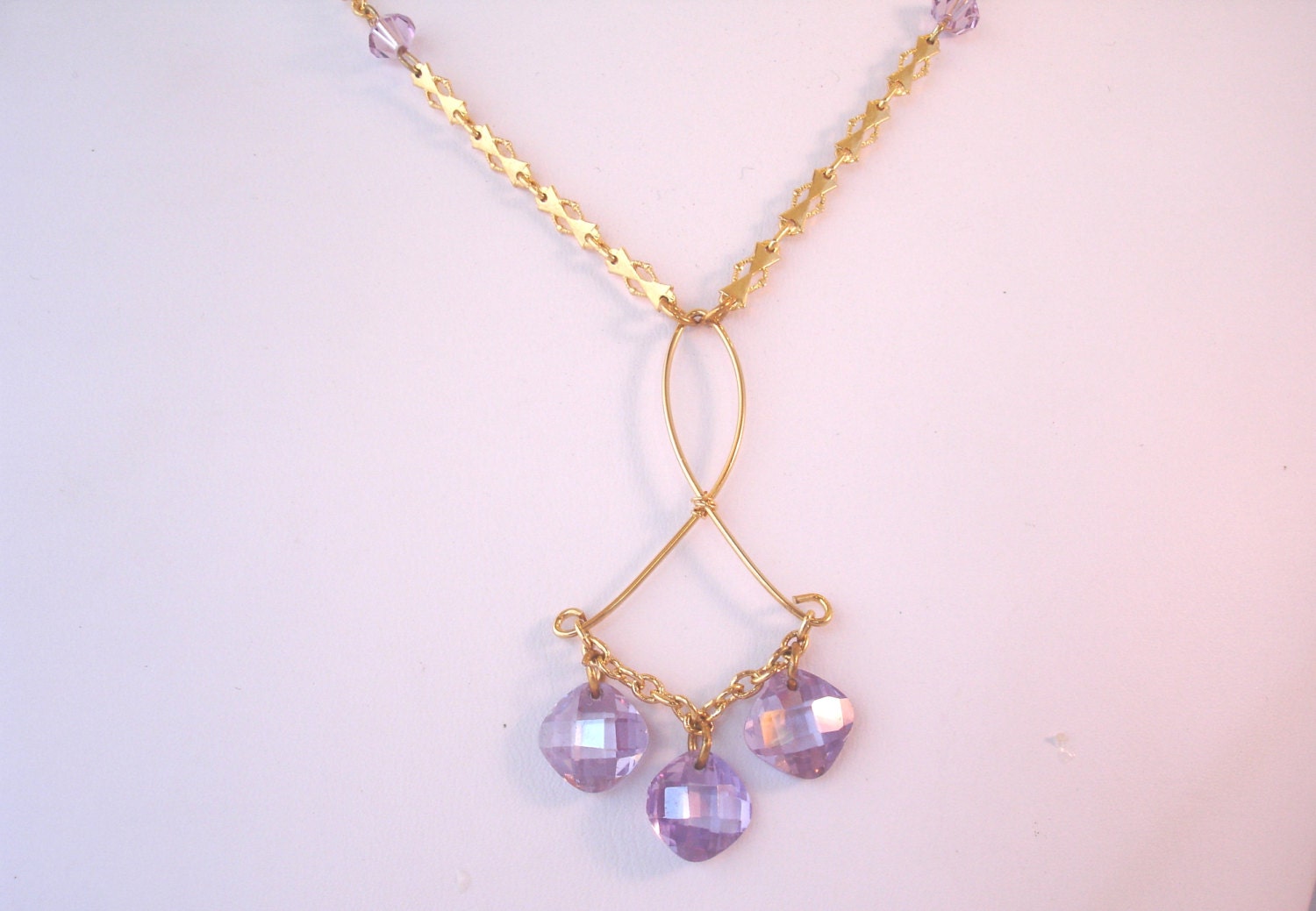 Vintage Halskette Mit Drahtanhänger Und Violetten Kristallanhängern Vintage Halskette Mit Drahtanhänger Und Violetten Kristallanhängern von BeadsByBev