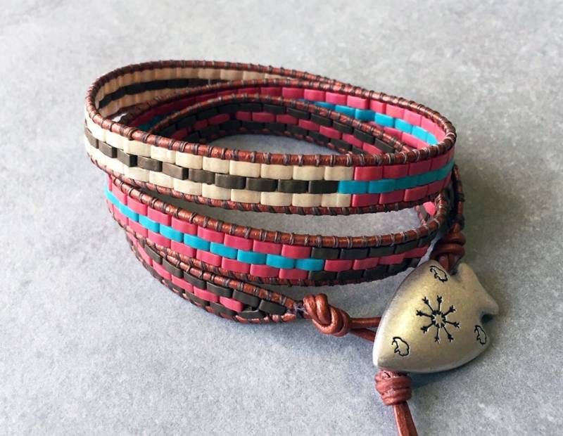 3 Leder Wickelarmbänder Aus Gewebten Tila Perlen in Den Farben Metallic Bronze, Dunkelrot, Opak Aqua, & Karamell Mit Einem Pfeilknopf Zinn 3 Leder Wickelarmbänder Aus Gewebten Tila Perlen in Den Farben Metallic Bronze, Dunkelrot, Opak Aqua, & Karamell Mit Einem Pfeilknopf Zinn von BeadsByBurch